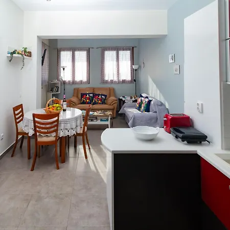 Chloe With The Sunset Apartment